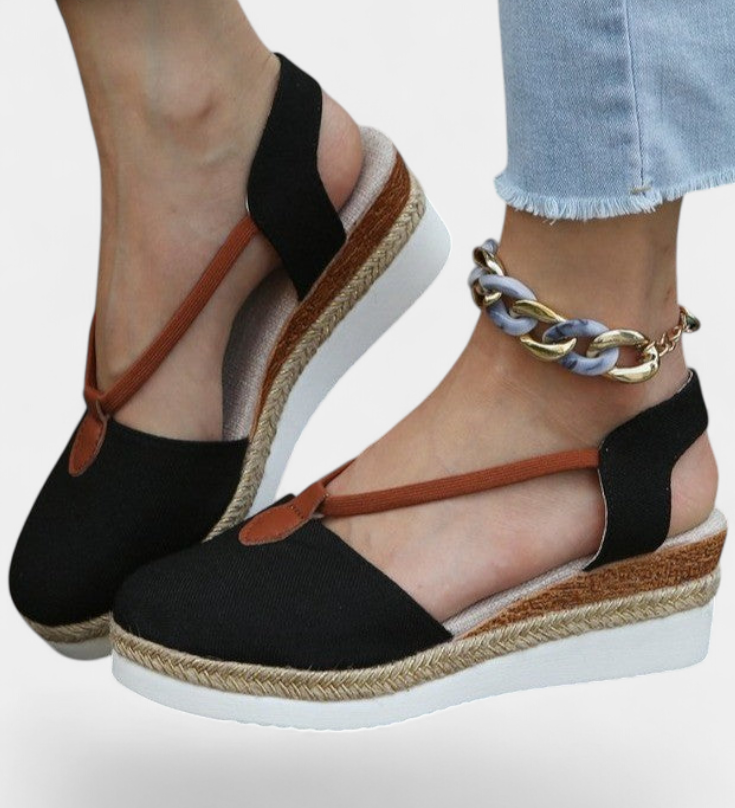Sandalias cerradas Eunate con cuña de efecto yute y elegante detalle natural