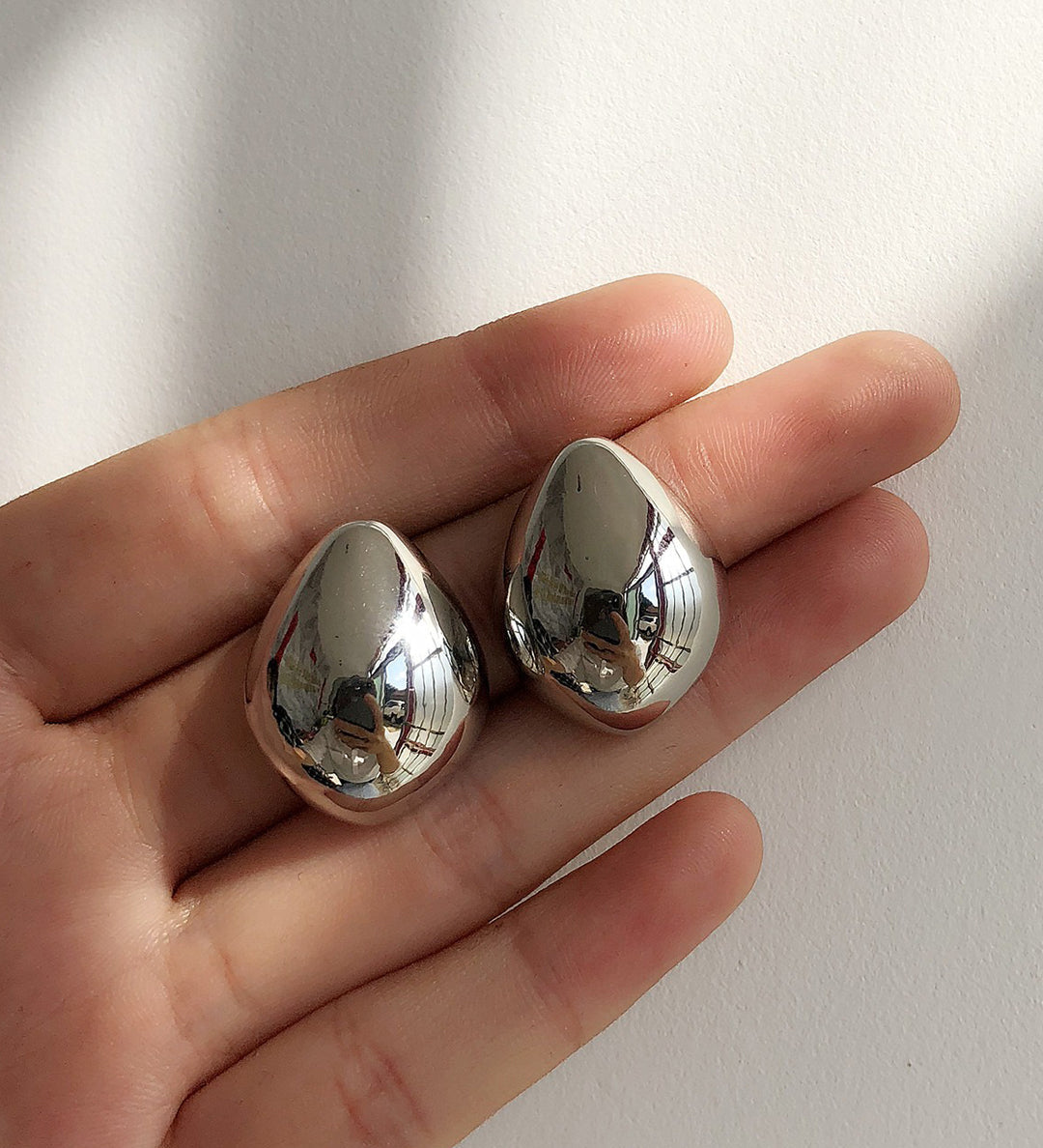 Elegantes pendientes metálicos en forma de lágrima para un toque sofisticado