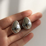 Elegantes pendientes metálicos en forma de lágrima para un toque sofisticado