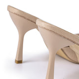 Elegantes sandalias de tacón alto con punta afilada y detalles en strass