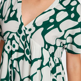 Vestido Nélida de Tela Ligera con Estampado y Escote en V para un Estilo Elegante y Confortable