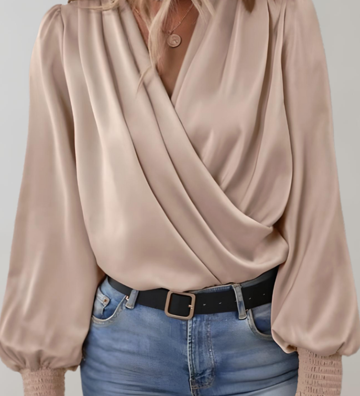 Blusa Elegante Quinn de Manga Larga con Encanto Escote en V