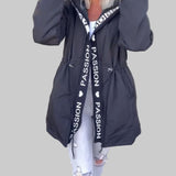 Abrigo casual con capucha y cordón con estampado de letras