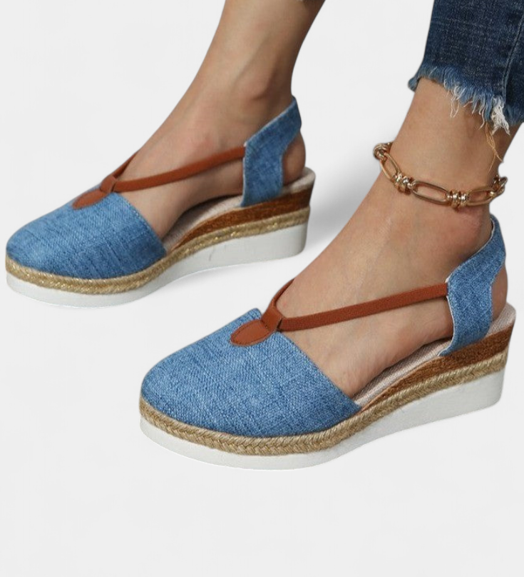 Sandalias cerradas Eunate con cuña de efecto yute y elegante detalle natural
