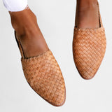 Sandalias Isadora Mules con Trenzado Elegante Punta Fina y Correa Slingback