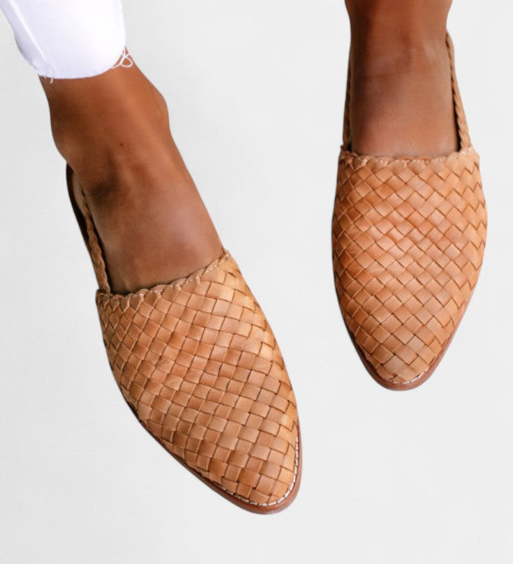 Sandalias Isadora Mules con Trenzado Elegante Punta Fina y Correa Slingback