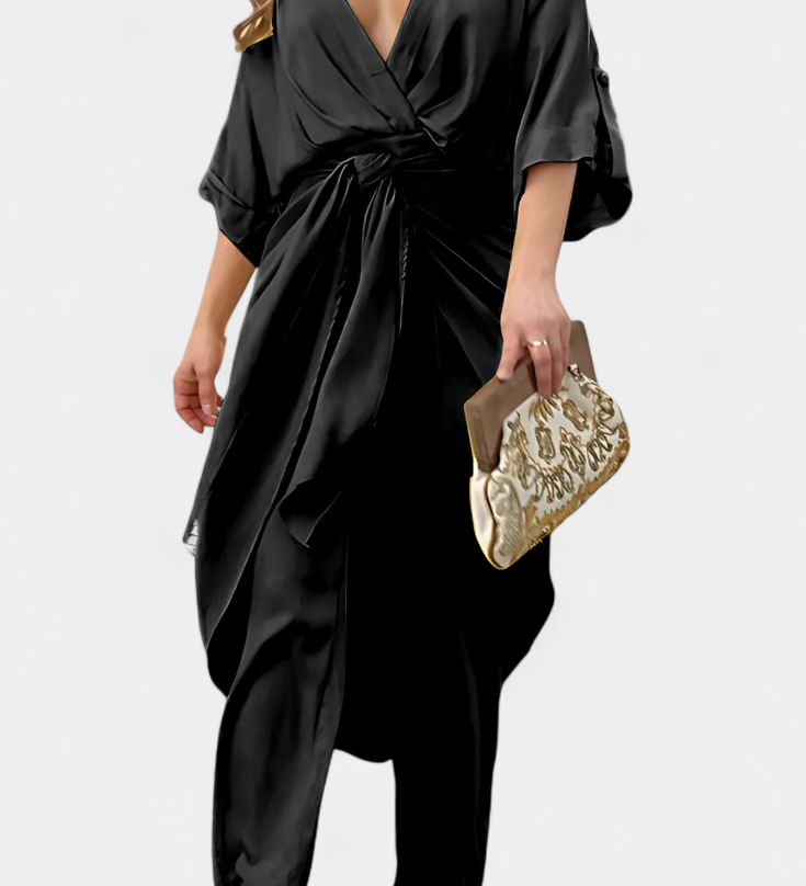 Elegante conjunto Mayleen con escote cruzado y lazo frontal, acompañado de pantalón recto para un estilo sofisticado