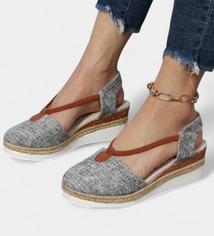 Sandalias cerradas Eunate con cuña de efecto yute y elegante detalle natural