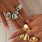 Elegantes anillos de metal con diseño irregular para un estilo único