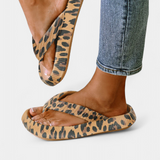 Lola Chanclas de Suela Gruesa con Diseño de Estampado de Leopardo para un Estilo Audaz