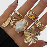 Elegante anillo abierto con diseño de flor líquida decorada con perlas