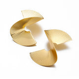 Elegantes Pendientes de Metal con Acabado Plisado para un Estilo Sofisticado