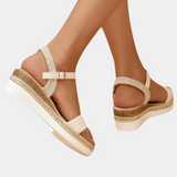 Sandalias de Cuña en Color Crema con Detalle Trenzado y Diseño Elegante