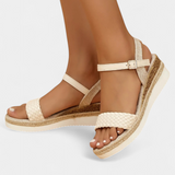 Sandalias de Cuña en Color Crema con Detalle Trenzado y Diseño Elegante