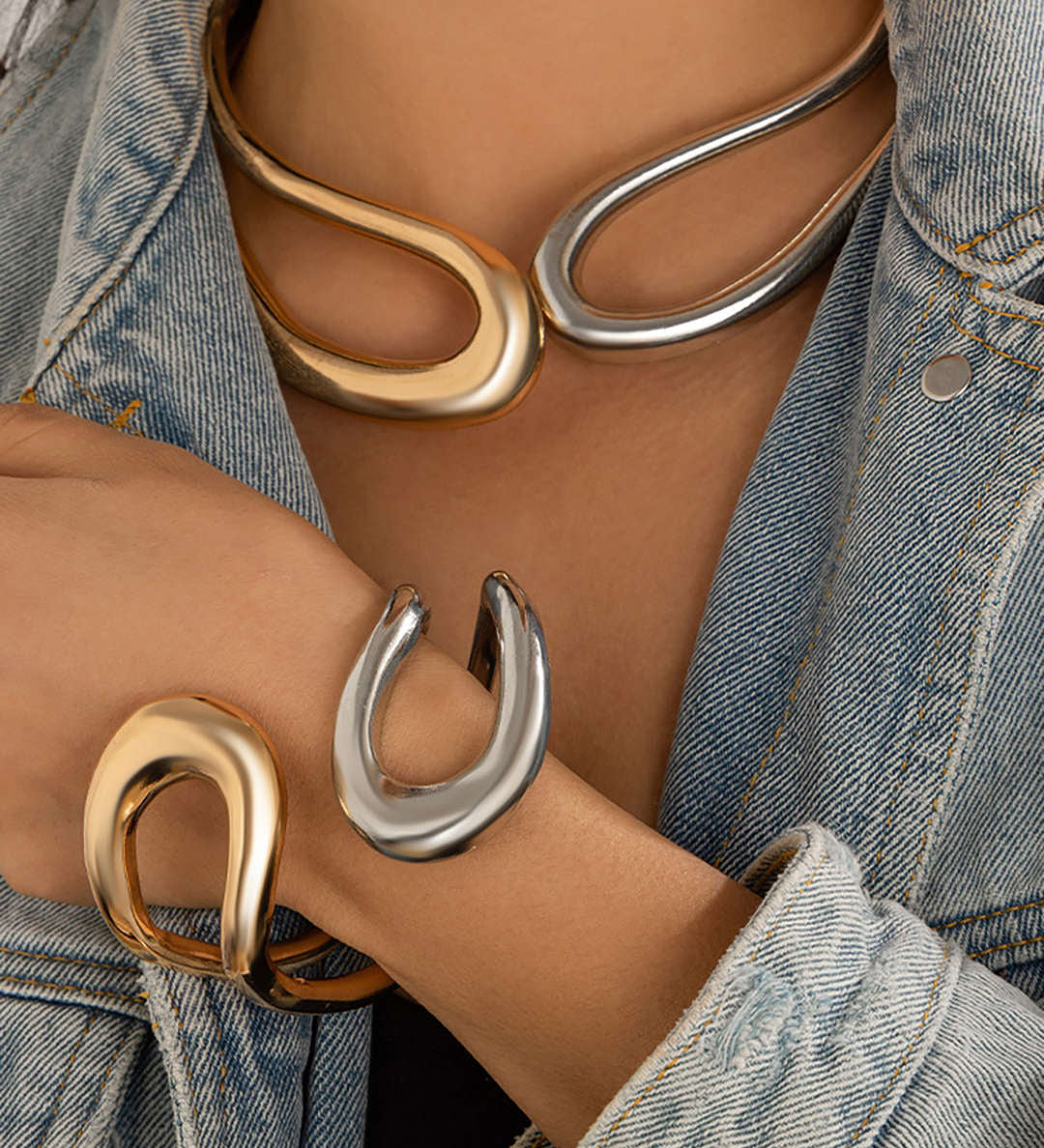 Pulsera Asimétrica Elegante con Diseño Recortado