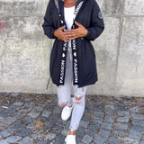 Abrigo casual con capucha y cordón con estampado de letras