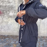 Abrigo casual con capucha y cordón con estampado de letras