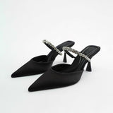 Elegantes sandalias de tacón alto con punta afilada y detalles en strass