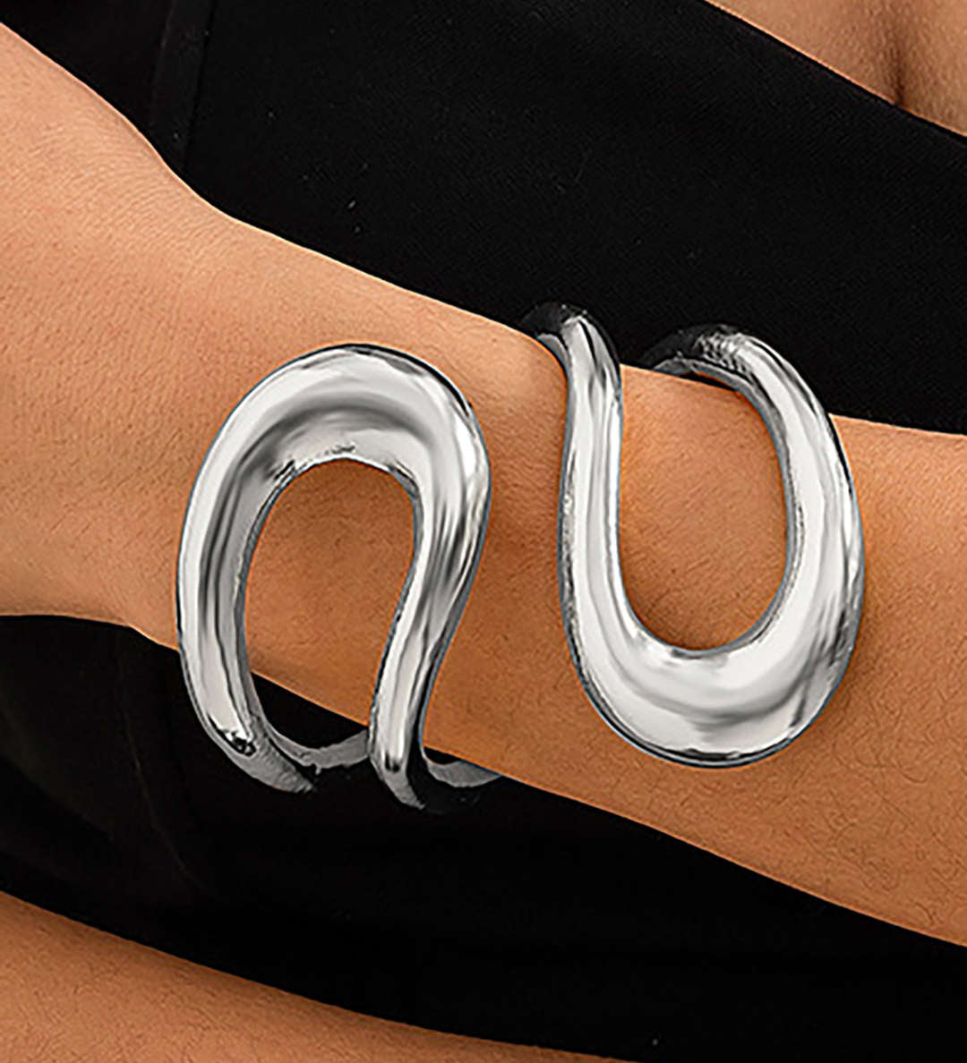 Pulsera Asimétrica Elegante con Diseño Recortado