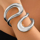 Pulsera Asimétrica Elegante con Diseño Recortado