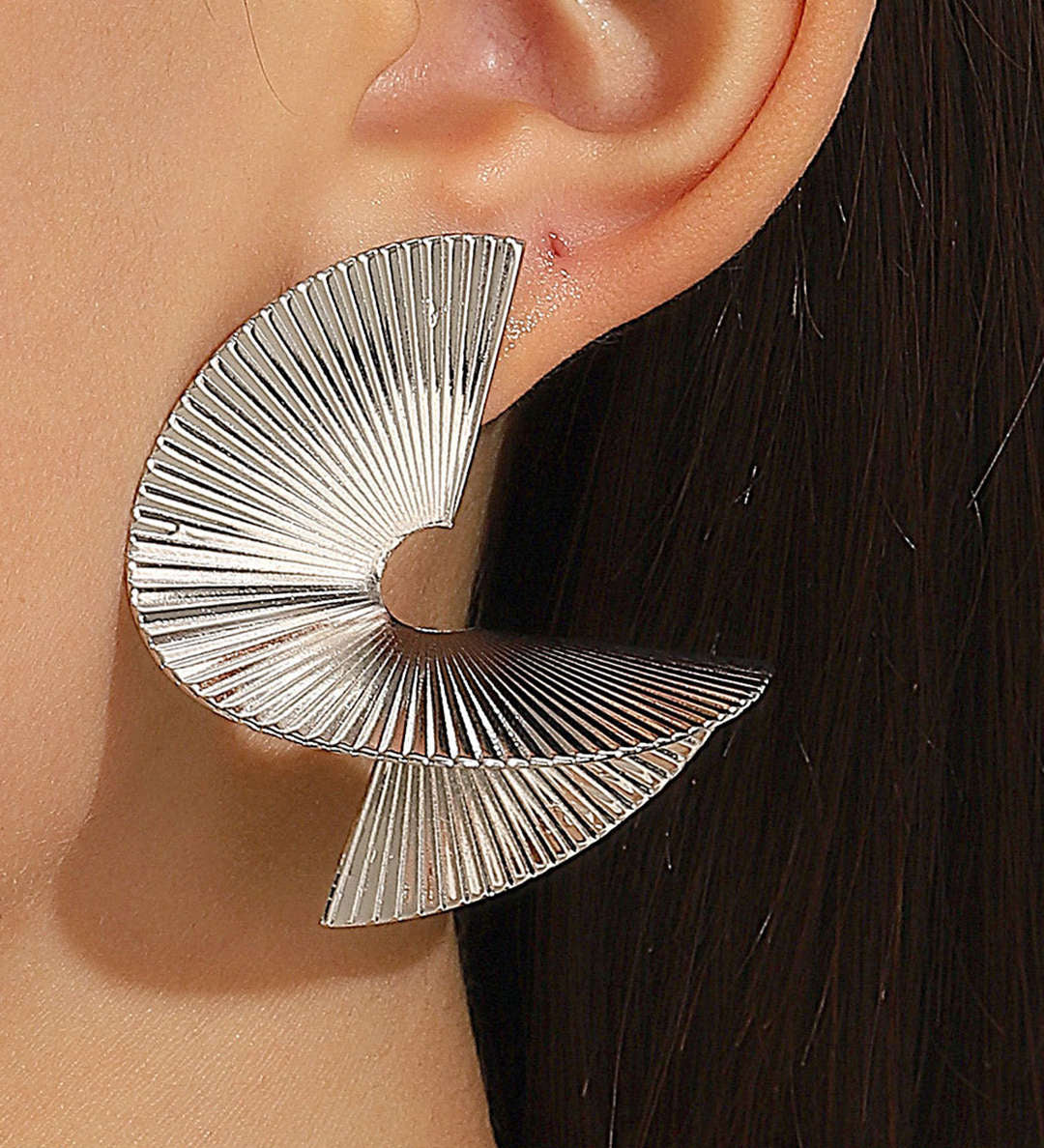 Elegantes Pendientes de Metal con Acabado Plisado para un Estilo Sofisticado