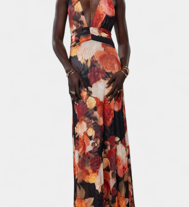 Elegante vestido maxi de lunares con escote halter y cintura fruncida para un estilo inolvidable