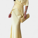 Conjunto Elegante de Top con Tiras Cruzadas y Falda Fluida para un Estilo Moderno