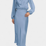 Elegante Vestido Maxi Cecila con Cuello Alto y Encantador Detalle Floral