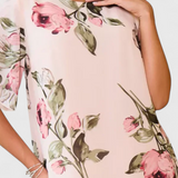 Elegante vestido de gasa fluida Tameka con detalles de pétalos y mangas transparentes