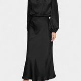 Elegante Vestido Maxi Cecila con Cuello Alto y Encantador Detalle Floral