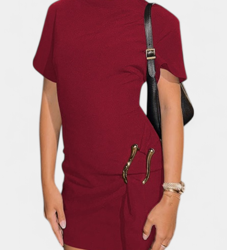 Coraline Vestido Mini Elegante con Cintura Drapeada y Detalle de Hebilla Dorada