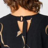 Elegante Vestido Caftán Jillian Negro con Estampado Abstracto en Oro y Diseño en Escote en V