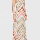 Elegante vestido largo de encaje Agustina con escote en V y delicado motivo zigzag