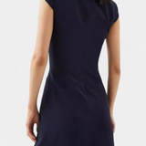 Karen Vestido Mini Elegante con Cuello Alto y Detalle Plisado para un look sofisticado