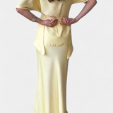 Conjunto Elegante de Top con Tiras Cruzadas y Falda Fluida para un Estilo Moderno