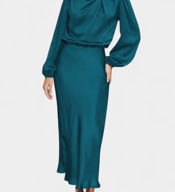 Elegante Vestido Maxi Cecila con Cuello Alto y Encantador Detalle Floral