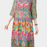 Elegante vestido midi vaporoso de Kate con hermoso estampado floral artístico