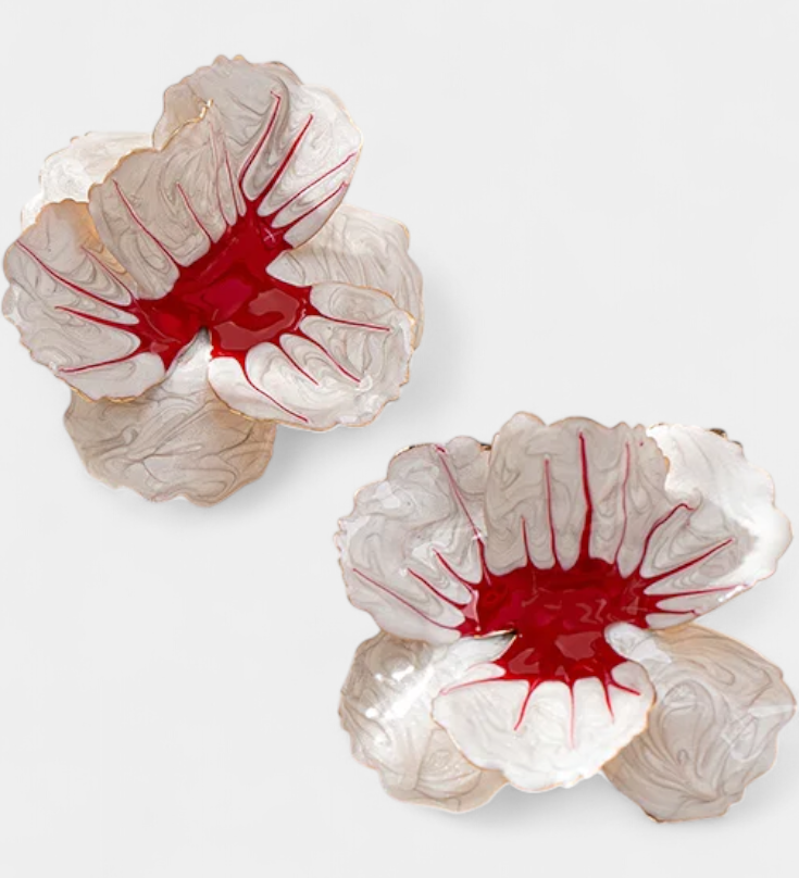 Elegantes Pendientes Geométricos Inspirados en la Forma de una Flor