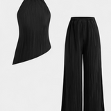 Elegante conjunto plisado con top halter asimétrico y pantalón fluido para un estilo sofisticado