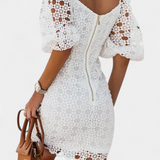 Elegante Vestido Corto de Encaje con Mangas Abullonadas para un Look Sofisticado