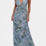 Elegante vestido maxi de lunares con escote halter y cintura fruncida para un estilo inolvidable