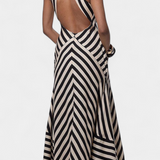 Vestido Maxi Halter Crispina con Rayas Chevron y Elegante Espalda Descubierta