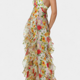 Elegante vestido maxi Bonnie con florales y detalles de volantes con corte lateral para un estilo único