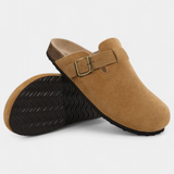 Aubree Zuecos Unisex de Gamuza con Hebilla Ajustable - Comodidad y Estilo en Cada Paso