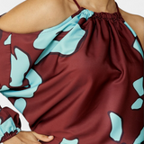 Elegante Monte Vestido Largo con Detalles en Mangas y Estampado Abstracto para una Mirada Sofisticada