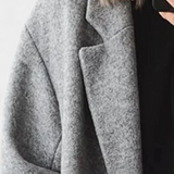 Lora Abrigo Clásico Felisha con Corte Elegante y Estilo Atemporal para un Look Sofisticado