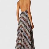 Elegante vestido largo halter Melisa con detalles en zigzag lamé y acabado iridiscente brillante
