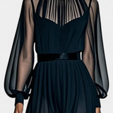 Elegante vestido maxi de gasa plisada con transparencias para ocasiones especiales