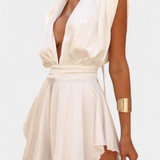 Vestido Rosalba Mono Corto con Escote Profundo y Cintura Marcada