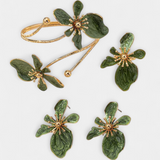 Elegante set de accesorios florales con pulsera, pendientes y anillos para destacar tu estilo